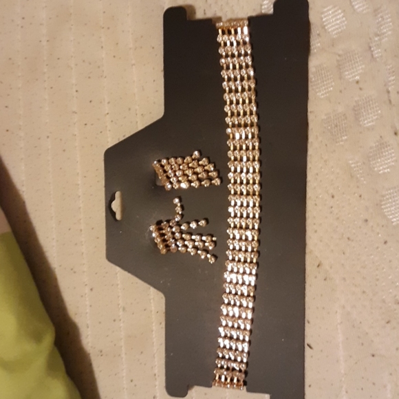 Costume jewelry with matching earrings and choker - Picture 1 of 3